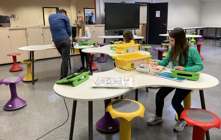 Mädchen bauen beim Girls'Day 2024 Lego-Roboter im Medienzentrum Wetteraukreis. Foto: Fachstelle Schul-IT und Medienzentrum