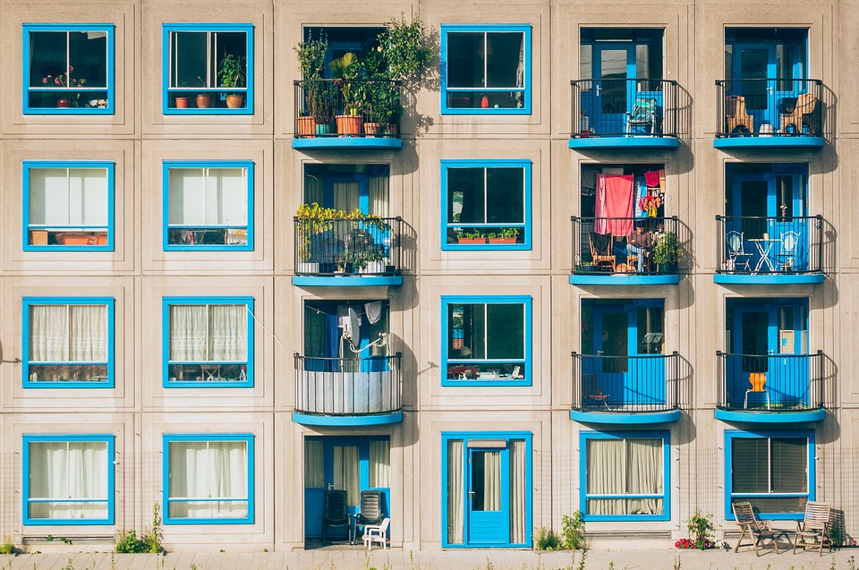 Häuserwand mit bleuen Balkons