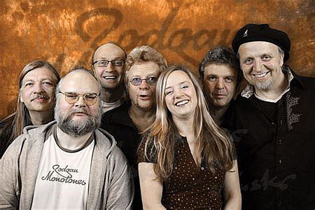 Sechs Männer und eine Frau lächeln in die Kamera