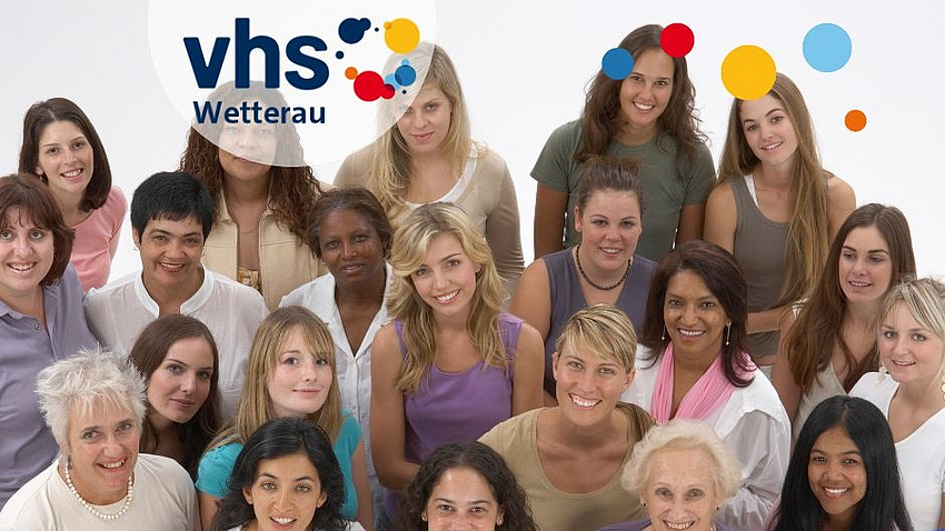 Zu sehen ist eine Gruppe von Frauen. Sie lächeln in die Kamera.