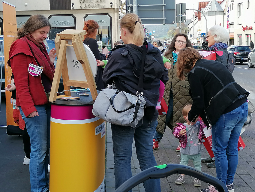 Interessierte i Gespräch