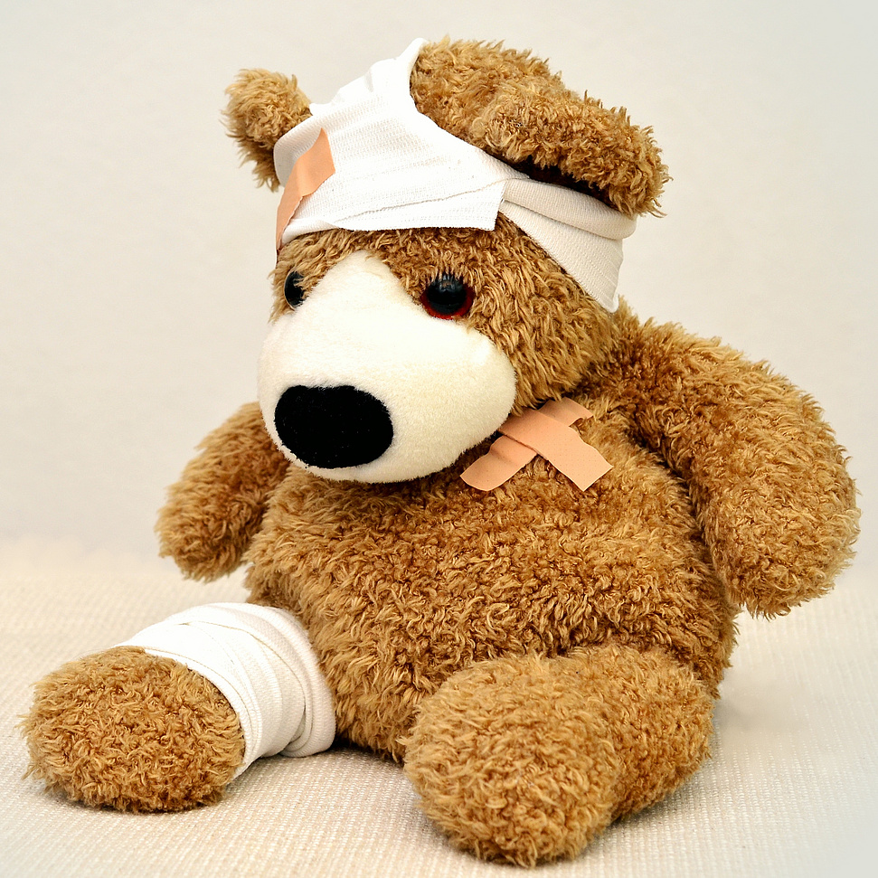 Stoffteddy mit Verletzungen
