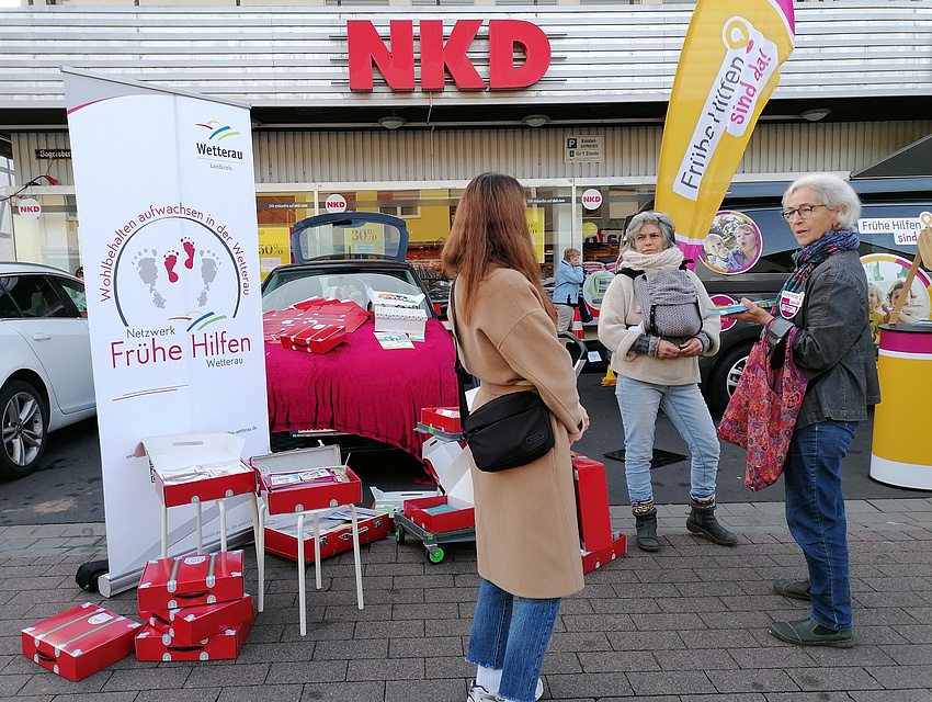 Mit Interessierten im Gespräch