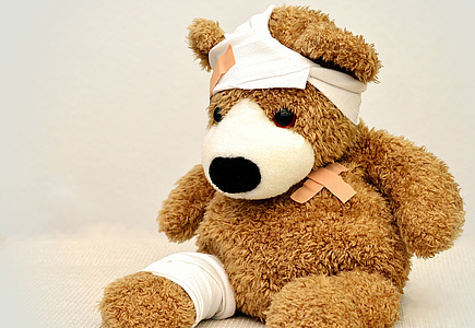 Teddybär mit Verband und Pflaster verarztet