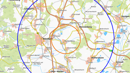Es ist eine Landkarte zu sehen mit einem kleinen roten Kreis und einem größeren schwarzen Kreis. Diese zeigen die Sperrzonen rund um den Betrieb an, an dem es einen Vogelgrippe-Ausbruch gegeben hat.