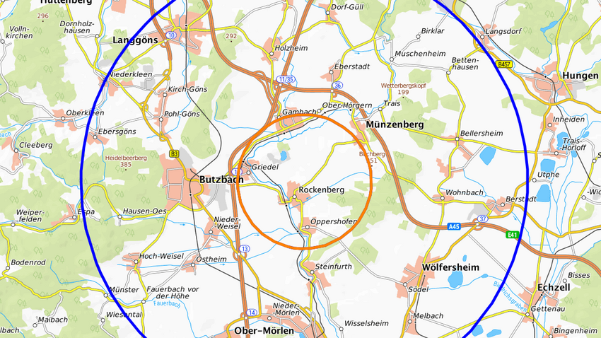 Es ist eine Landkarte zu sehen mit einem kleinen roten Kreis und einem größeren schwarzen Kreis. Diese zeigen die Sperrzonen rund um den Betrieb an, an dem es einen Vogelgrippe-Ausbruch gegeben hat.