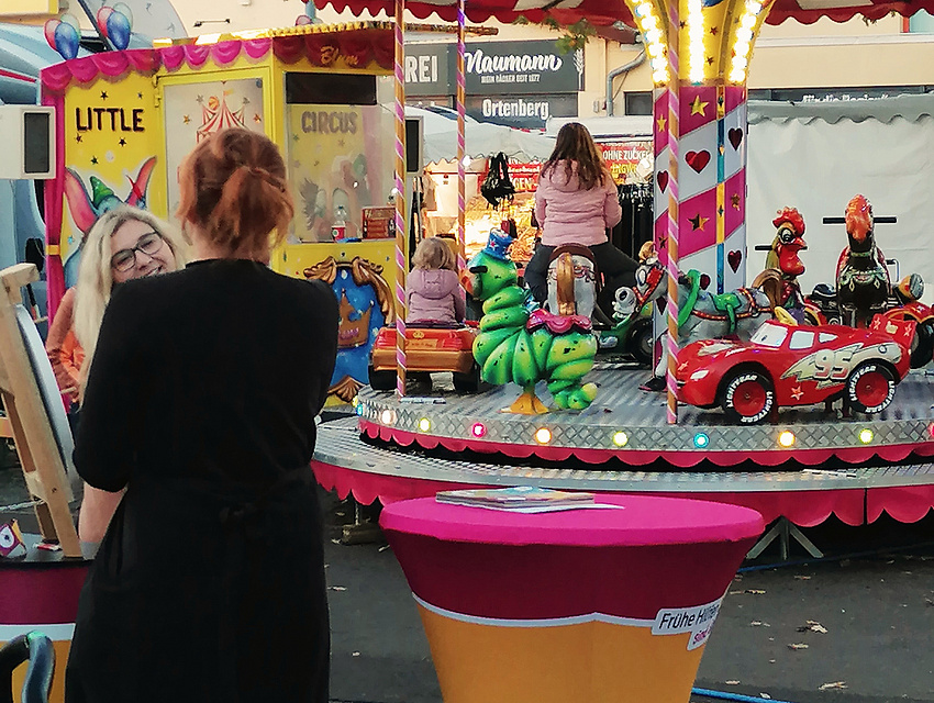 Vor dem Kinderkarussell