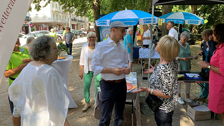 Landrat Jan Wecker im Gespräch, während seines Besuchs der Selbsthilfe-MEILE 2025