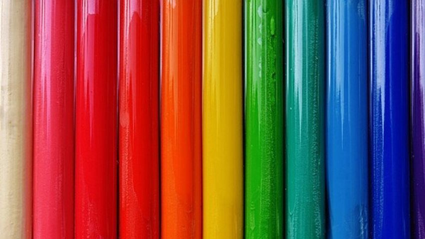 Bunte Modelliermasse, angeordnet wie ein Regenbogen