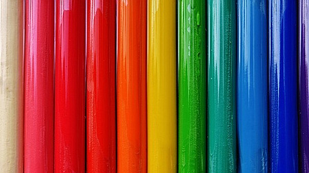 Bunte Modelliermasse, angeordnet wie ein Regenbogen