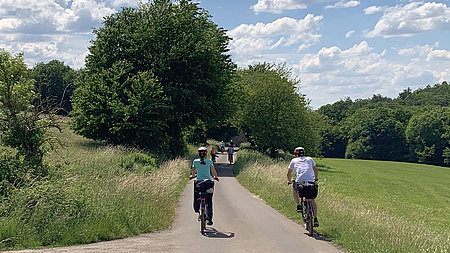 Auf den begleiteten E-Bike-Tour können die Gäste selten befahrene Strecken und einzigartige Blicke genießen (Foto: Dörr)
