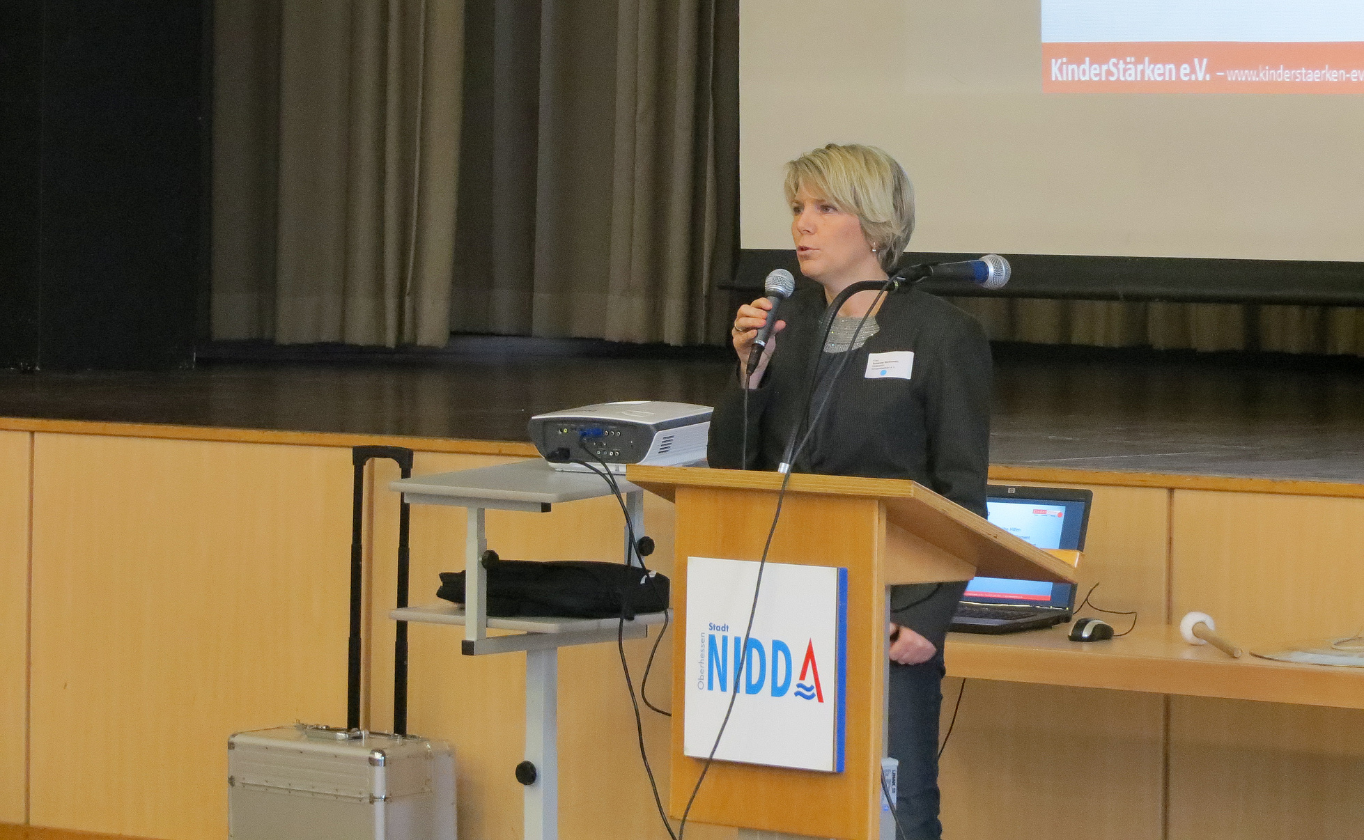 Susanne Borowski als Rednerin hinter dem Rednerpult