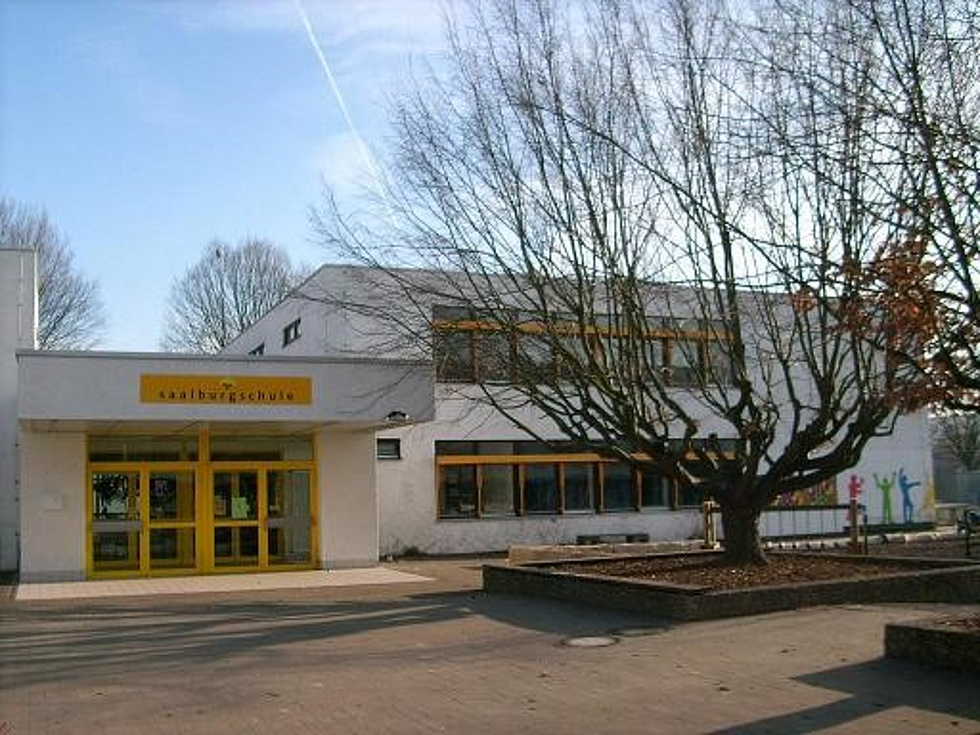 Schulgebäude/Eingang der Saalburgschule