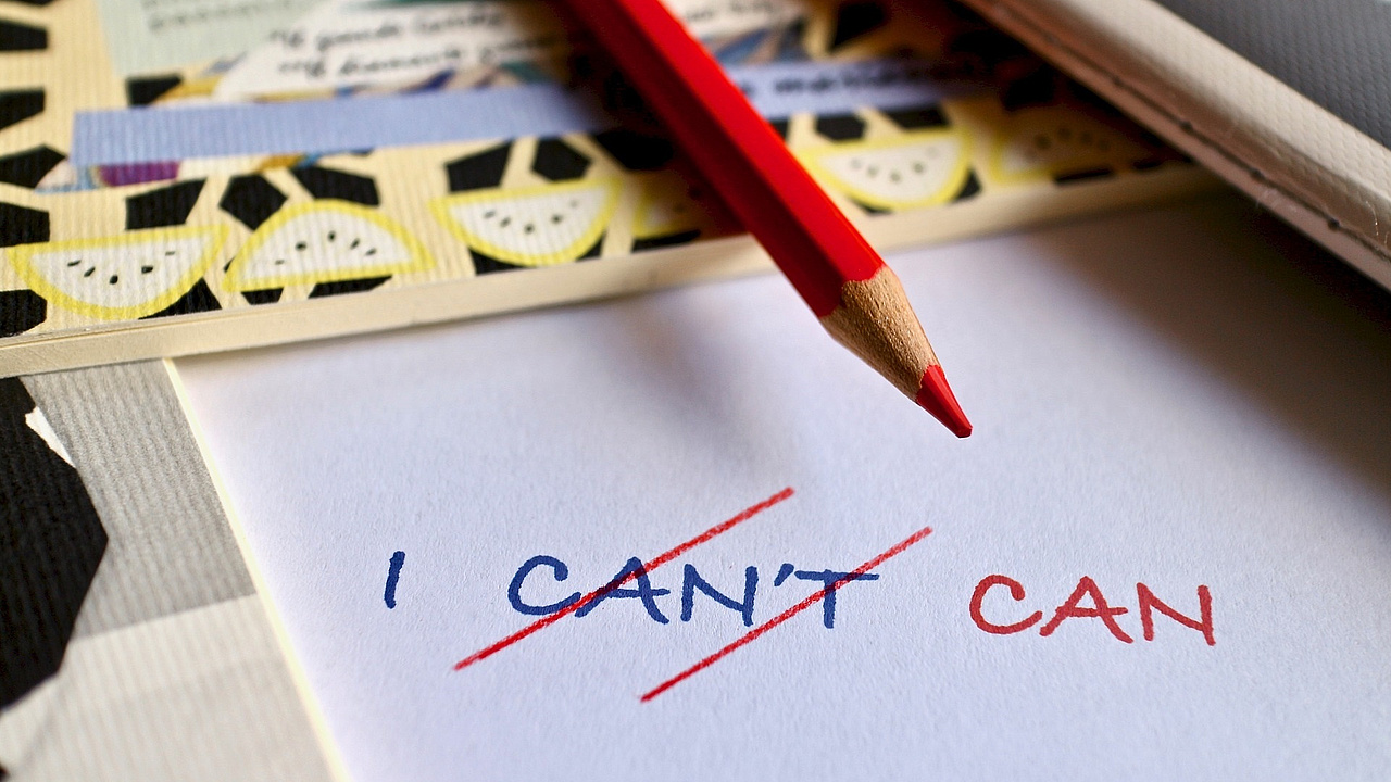 Papier mit Stift. I can`t ist durchgestrichen und mit I can ersetzt.