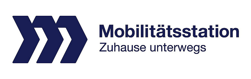 Ein dunkelblauer, stilisierter Buchstabe M steht auf weißem Hintergrund. Daneben ist der Schriftzug "Mobilitätsstationen Zuhause unterwegs" zu lesen.