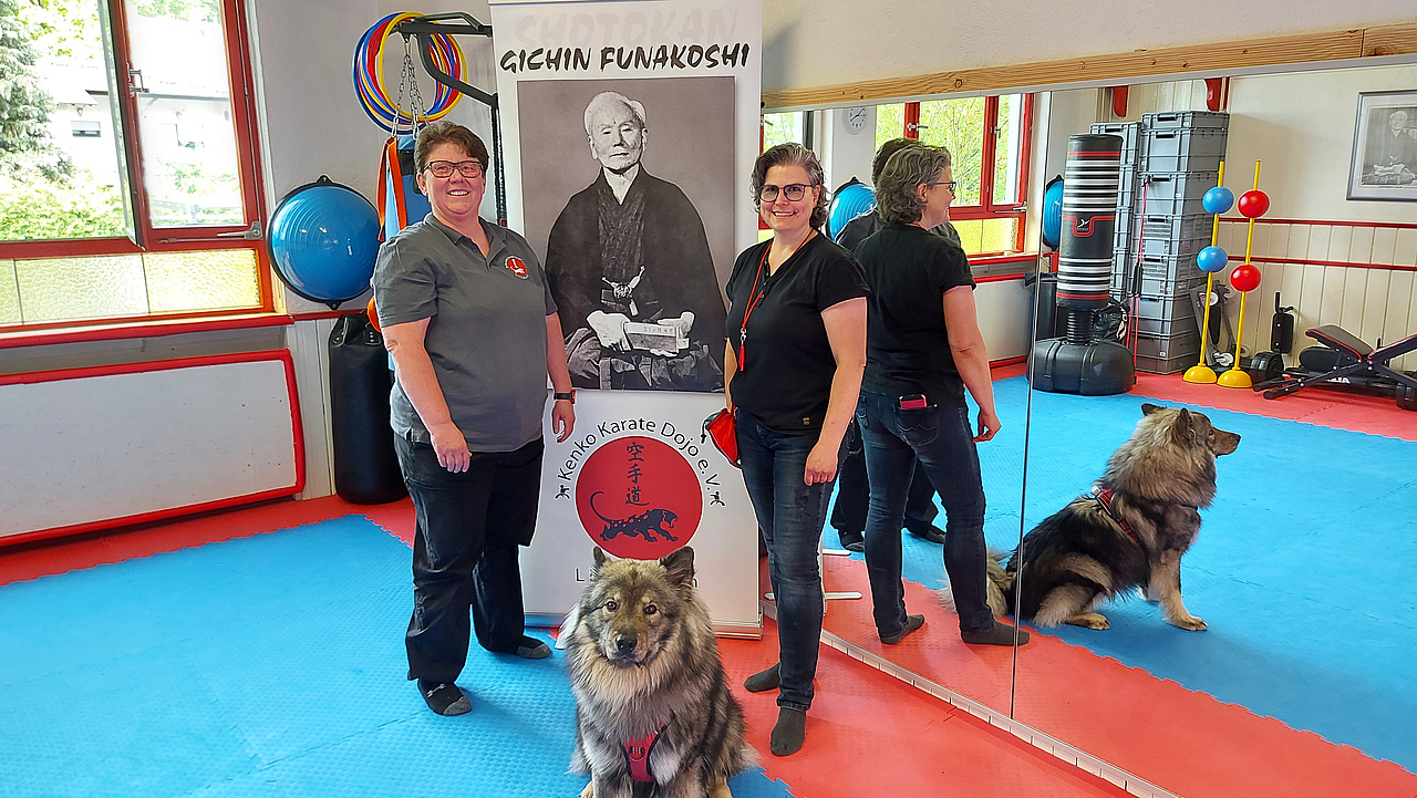 Die Trainerinnen Silke & Rita Nowakowsky mit Pressehund Akira