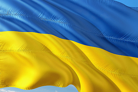 Ausschnitt einer Ukraine-Fahne mit den Farben gelb und blau.