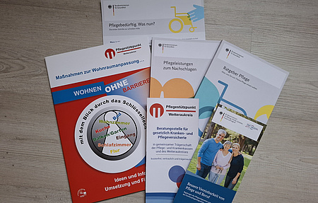 Broschüren liegen auf einem Tisch