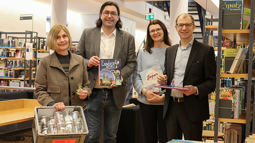 Stephanie Roser, Kjetil Dahlhaus, Jan Weckler und Birgit Bergmann halten Bücher in der Hand. Im Hintergrund Buchregale.