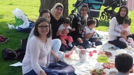 Frauen beim Picknick.