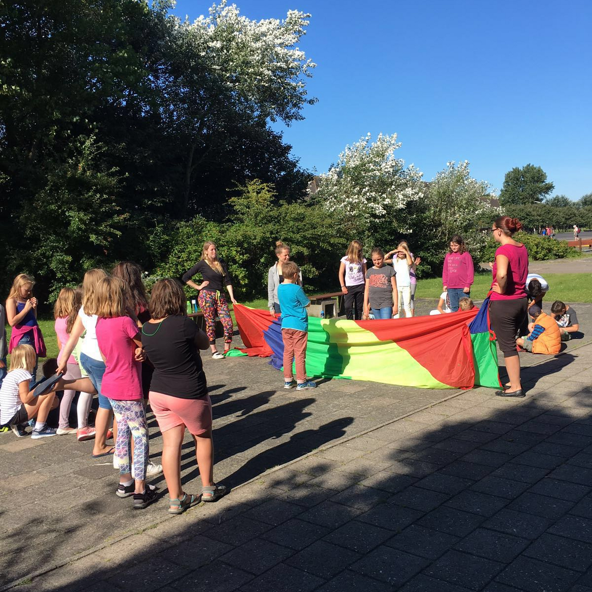 Mehrere Personen mit Schwungtuch in der Mitte