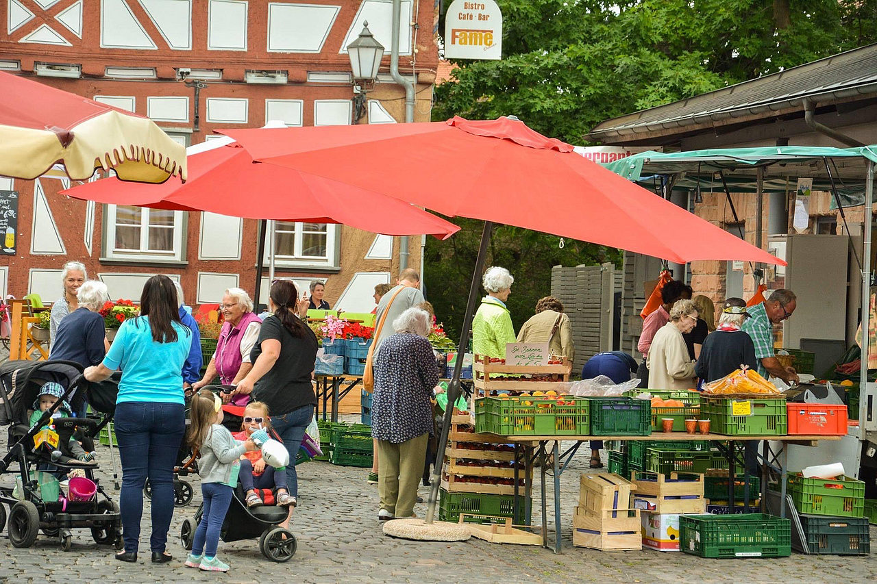 Blick auf Wochenmarkt mit Verkaufsständen