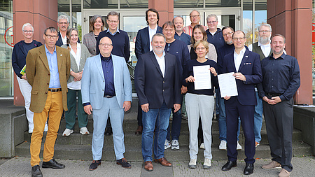 Eine Gruppe von Menschen stehen auf einer Treppe zusammen.