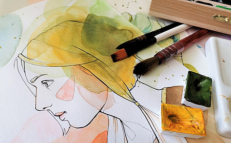 Aquarellzeichnung eines Frauenkopfes, daneben Farbe und Pinsel