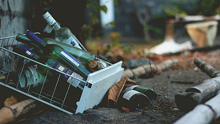 Leere Flaschen liegen zerstreut auf dem Boden. Bildquelle: ktphotography auf Pixabay