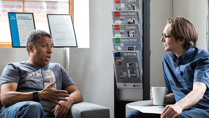 Zwei Männer im Gespräch