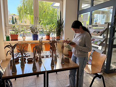 Beim Girl´s Day schaut Victoria in einem Getreideheft nach, um welches Getreide es sich handelt.