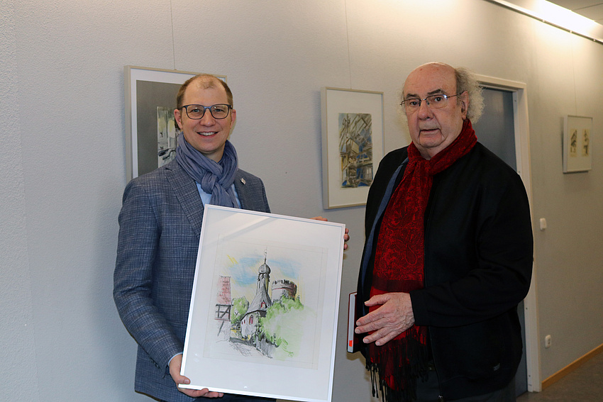 Landrat Jan Weckler und Gustav Jung halten gemeinsam eine großformatige, eingerahmte Zeichnung in der Hand