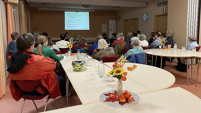 Eine Gruppe von Leuten in einem Seminarraum.
