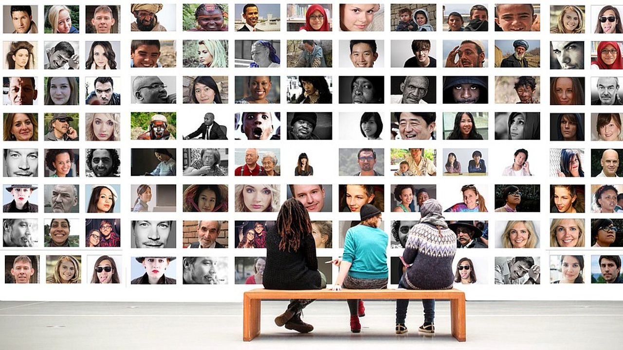 Fotowand mit unterschiedlichen Menschen im Museum