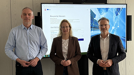 Christian Sperling, Birgit Weckler und Adrian Roskoni freuen sich über den Start des digitalen Bauantrags.