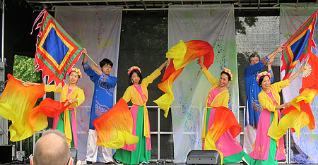 Tänzer in bunter Kleidung