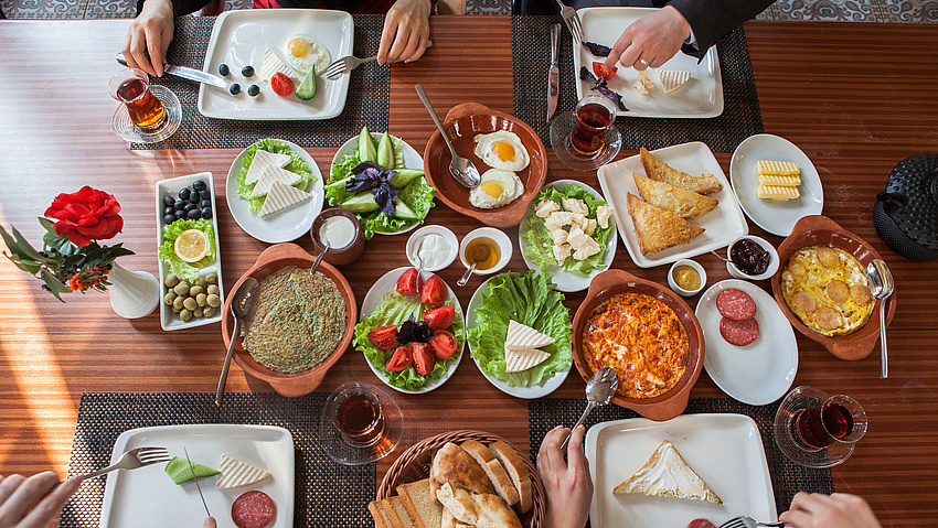 Ein Tisch mit einem reichhaltigen Frühstück