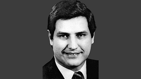 Porträtfoto eines Mannes in Schwarz-Weiß.