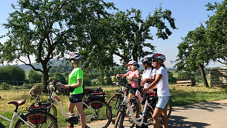 Teilnehmer einer geführten E-Bike Erlebnistour durch die Wetterau.