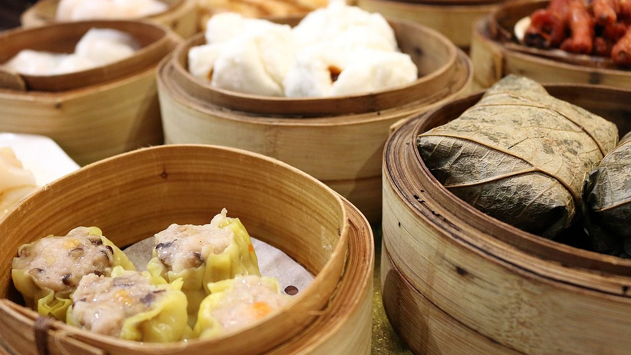 verschiedene Körbe mit internationalen Leckereien