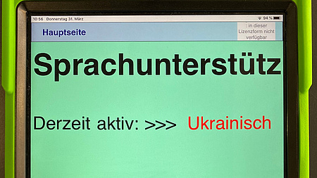 Auf einem Bildschrim steht: Sprachuntersützung. Derzeit aktiv: Ukrainisch