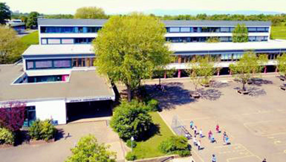 Schulgebäude und Schulhof