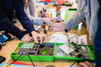 Kinder experimentieren mit der senseBox:edu | Bild: senseBox.