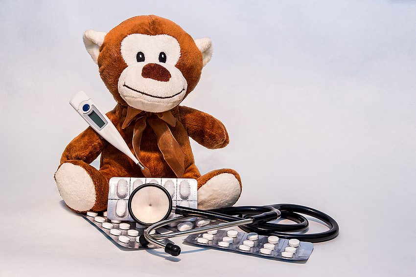 Myriams Foto Pixabay Plüschbär mit Fieberthermometer, Stetoskop und Medikamenten