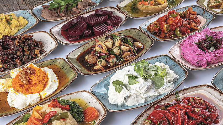 Verschiedene griechische Spezialitäten auf kleinen Tellern