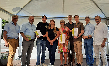 Die Personen in einem Zelt auf dem Markt der Region.