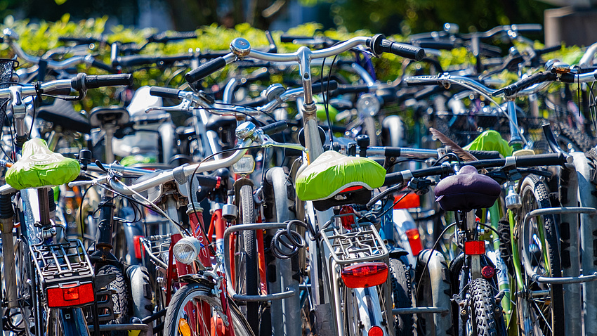 Viele Fahrräder stehen nebeneinander an einer Abstellanlage.