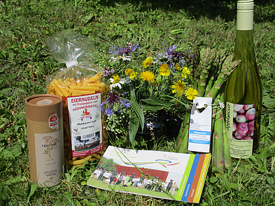 regionale Produkte mit entsprechenden Logos, von links: geprüfte Qualität Hessen, LANDMARKT, Regionalfenster, Apfelsecco vom Direktvermarkter u. Wetterauer Landgenuss