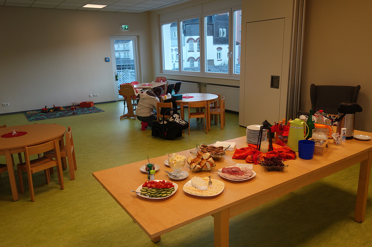 Gedeckter Tisch im Offenen Familientreff Planet Zukunft