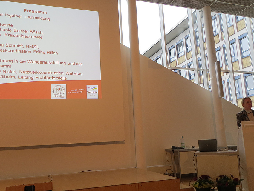 Frau Becker-Bösch vor der Leinwand